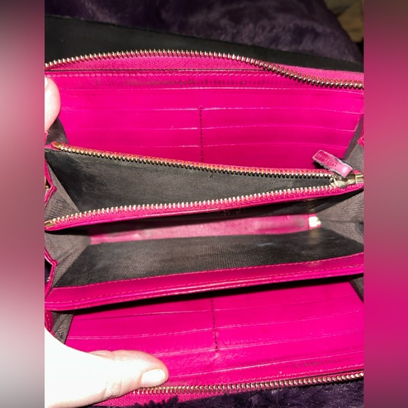 GUCCI GG GUCCISSIMA LEATHER
LONG ZIPPERED, MONOGRAM BLACK & PINK WALLET. - Picture 11 of 15